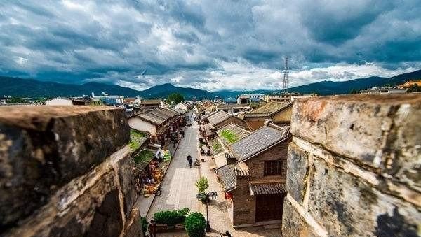 好想好想去旅游，不过不知道能去哪，秋天哪里最适合游玩，再过几天去哪里玩